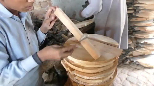 巴基斯坦老师傅制作实木工艺品,技术了得,一个能卖上百块